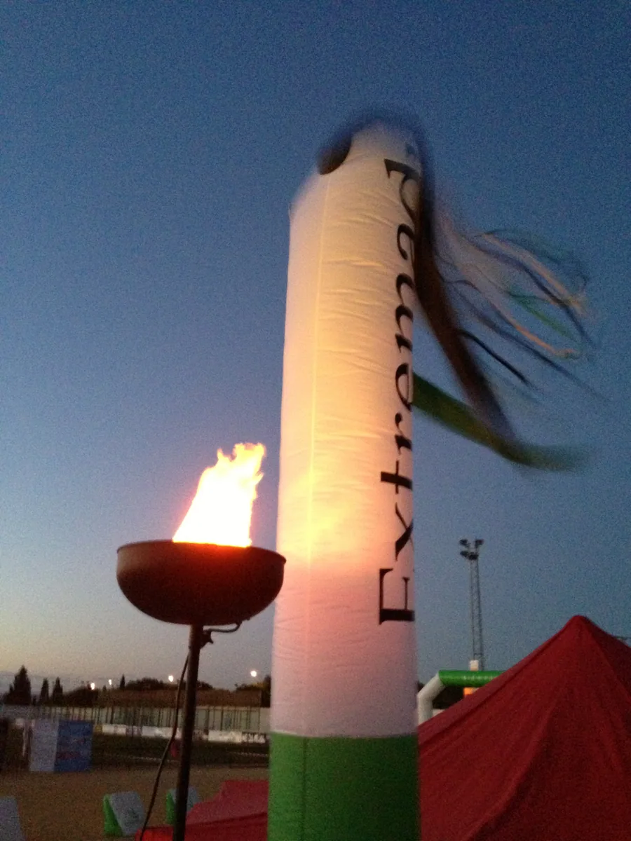 El pebetero del IES encendido al atardecer