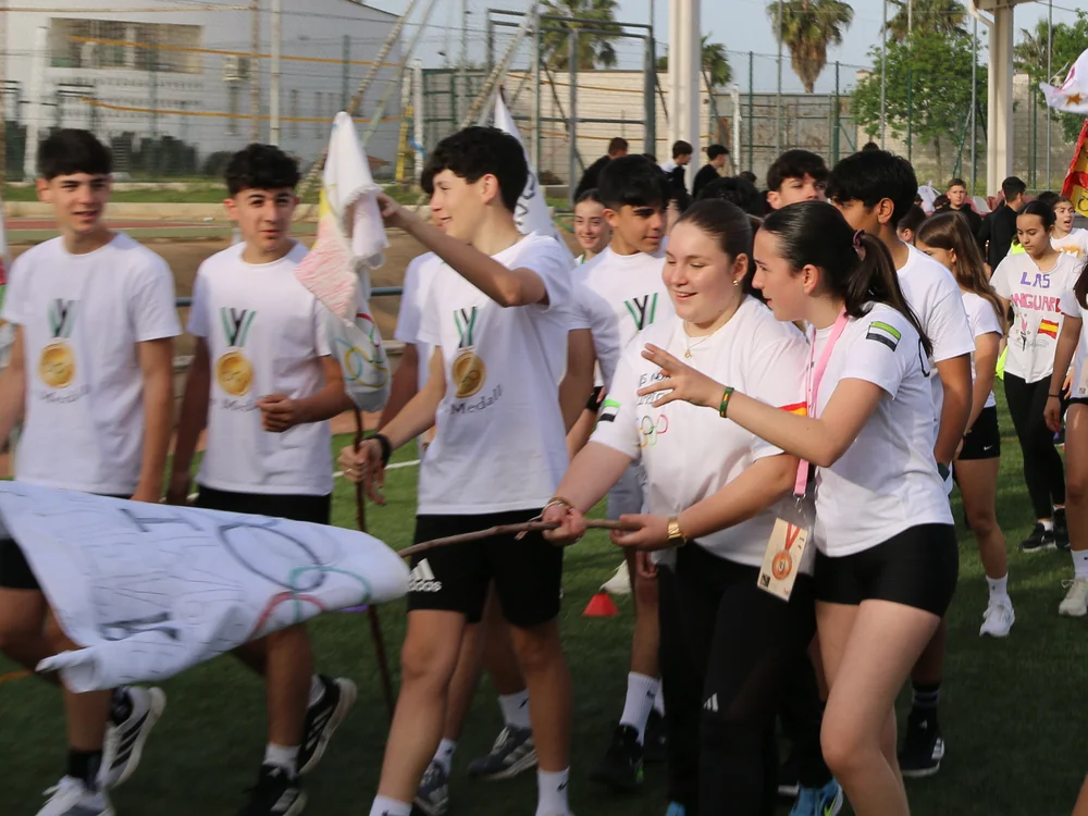 Un equipo tirando de la soga, rodeado de público