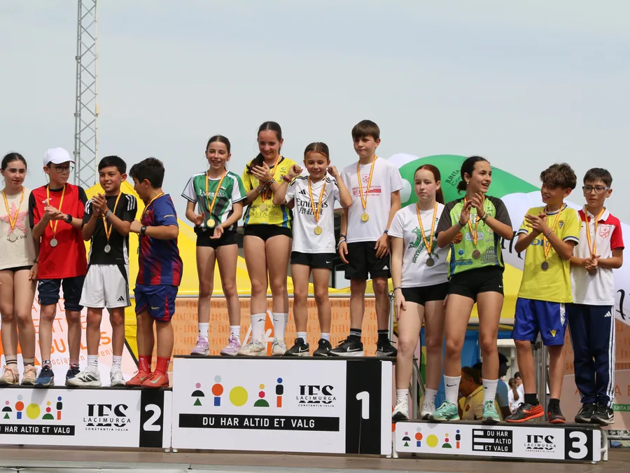 El podio de la 22ª edición, con las medallas puestas