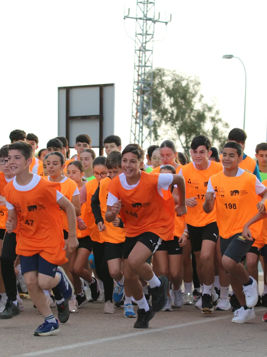 La salida de las Olimpiadas en Valores, con los petos naranjas en plena carrera