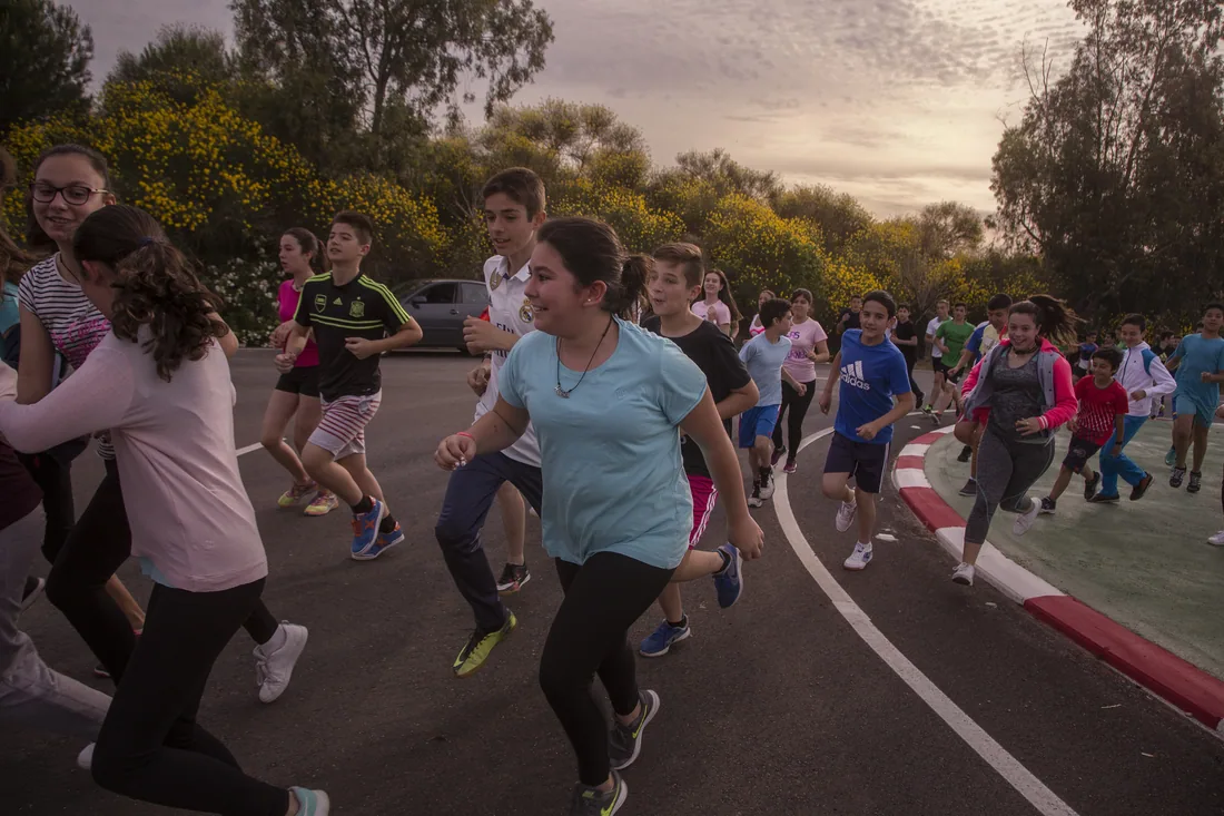Corredores de una edición antigua de las Olimpiadas, al atardecer