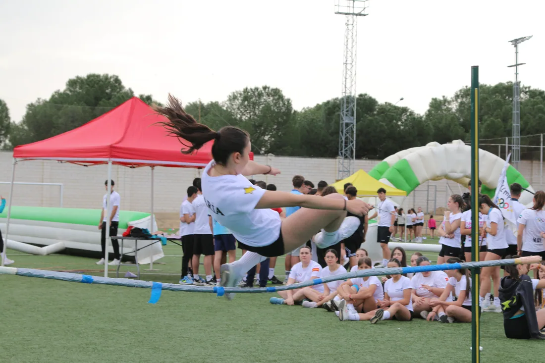 Prueba de salto de altura con el alumnado juez pendiente del listón