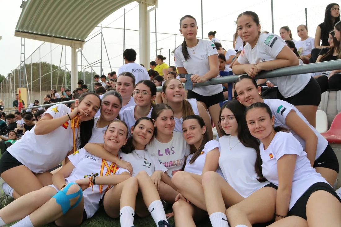 Un grupo de alumnas sonríe en la grada durante la jornada
