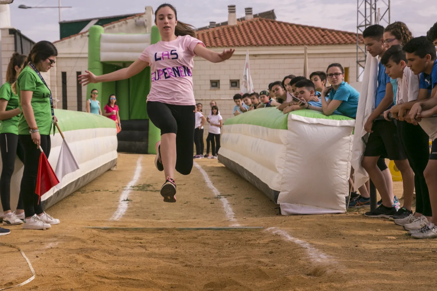 Salto de longitud, con el público a pie de arena