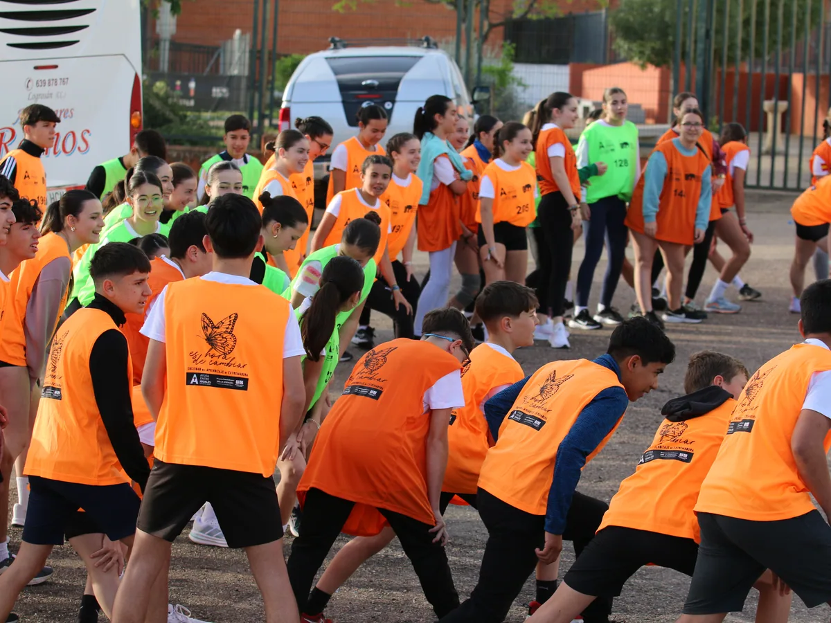 La salida de las Olimpiadas en Valores: cientos de participantes con petos naranjas y verdes