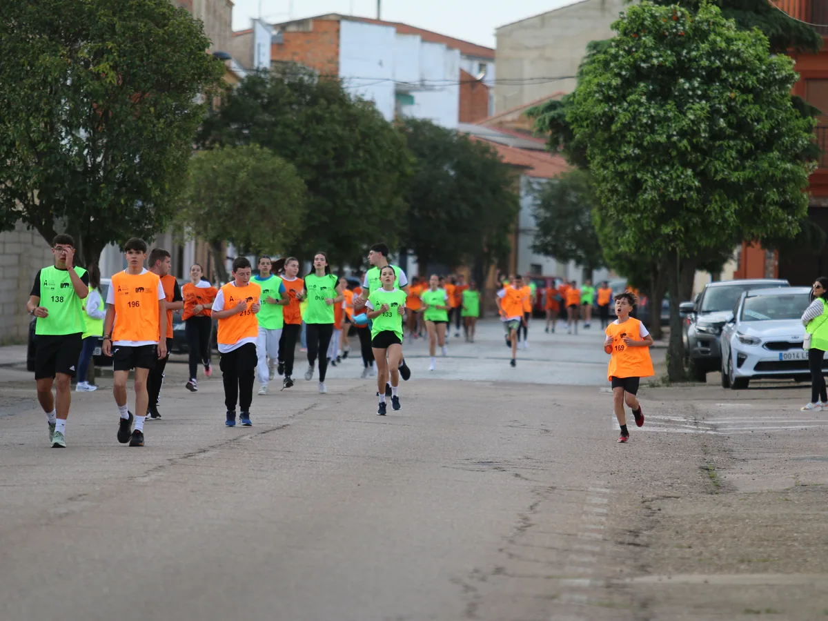 La carrera de las Olimpiadas recorriendo las calles de Navalvillar de Pela